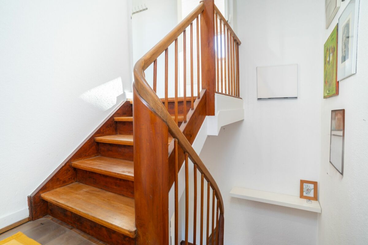 Treppenhaus mit Holzgeländer