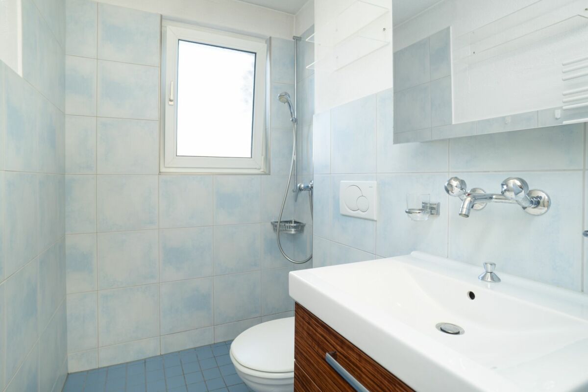 Helles Badezimmer mit Dusche und Waschtisch