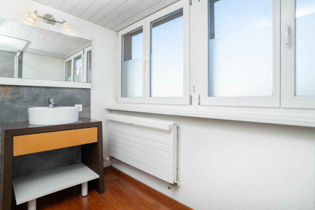 Badezimmer mit Waschbecken und Fensterfront