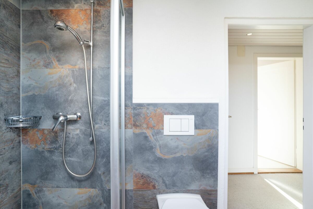 Modernes Badezimmer mit Duschbereich