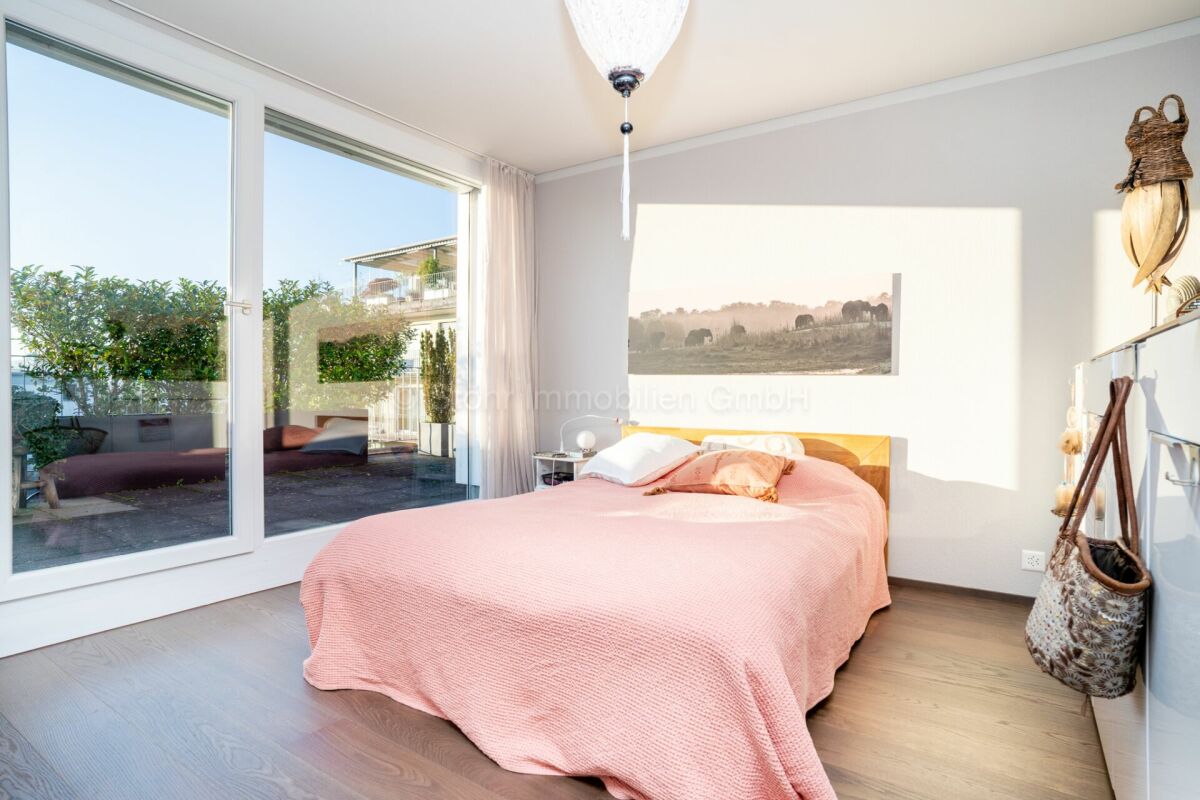 Helles Schlafzimmer mit großer Fensterfront