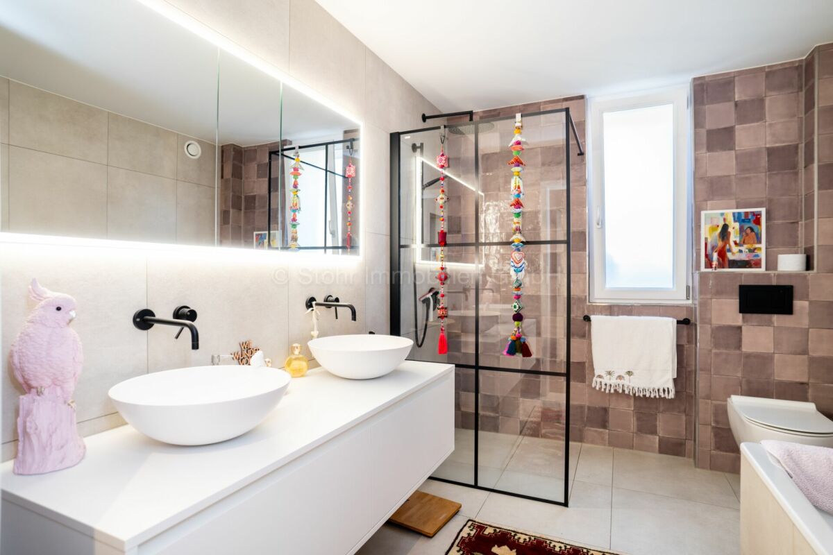 Modernes Badezimmer mit Doppelwaschtisch und Glasdusche
