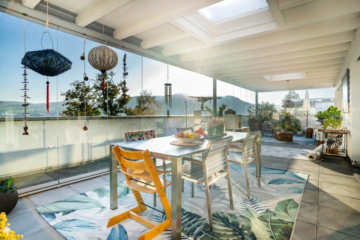 Überdachte Terrasse mit Essbereich und Bergblick