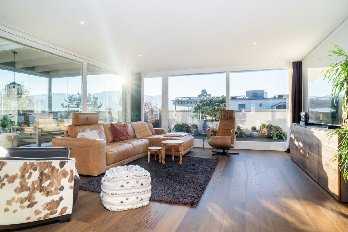 Helles Wohnzimmer mit Panoramafenstern