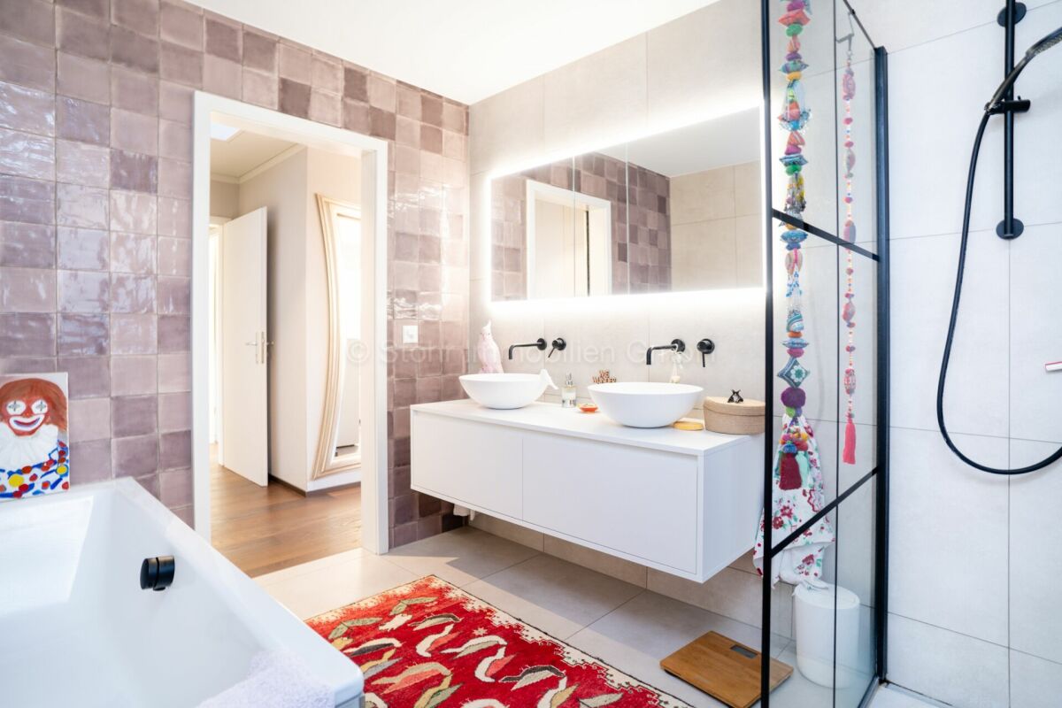 Modernes Badezimmer mit Doppelwaschtisch und Walk-in-Dusche