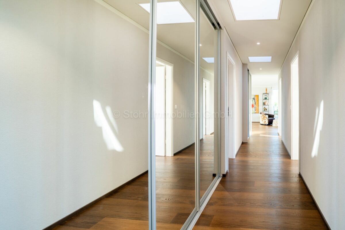 Heller Flur mit Spiegelwand und Oberlichtern