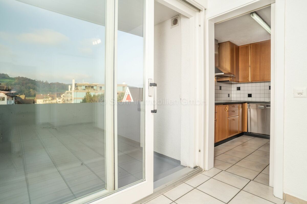 Balkon mit Blick in eine Küche