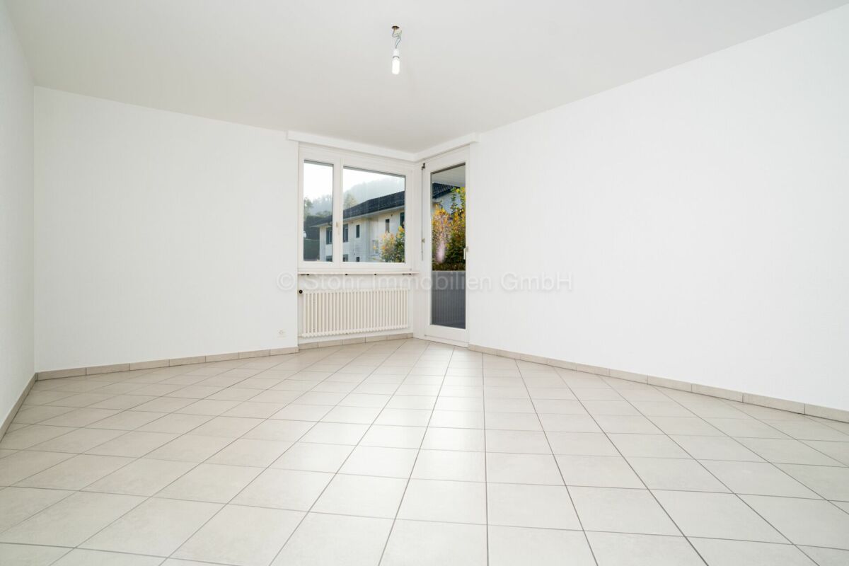 Leerer heller Raum mit Fliesenboden, Fenster und Tür
