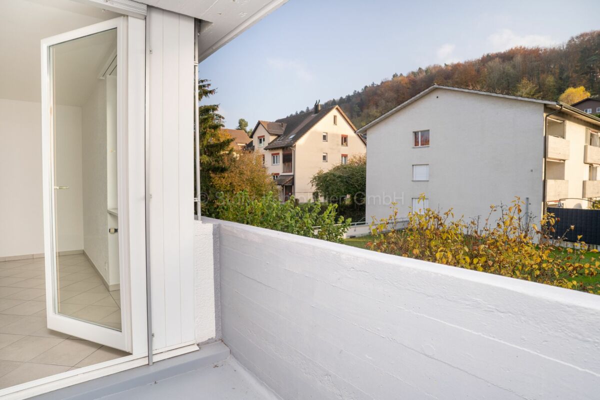 Balkon mit Blick ins Wohngebiet