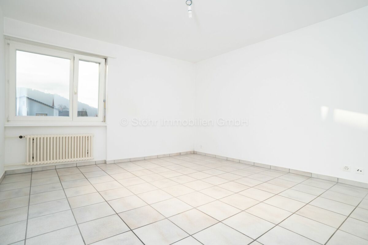Heller leerer Raum mit Fliesenboden und Fenster