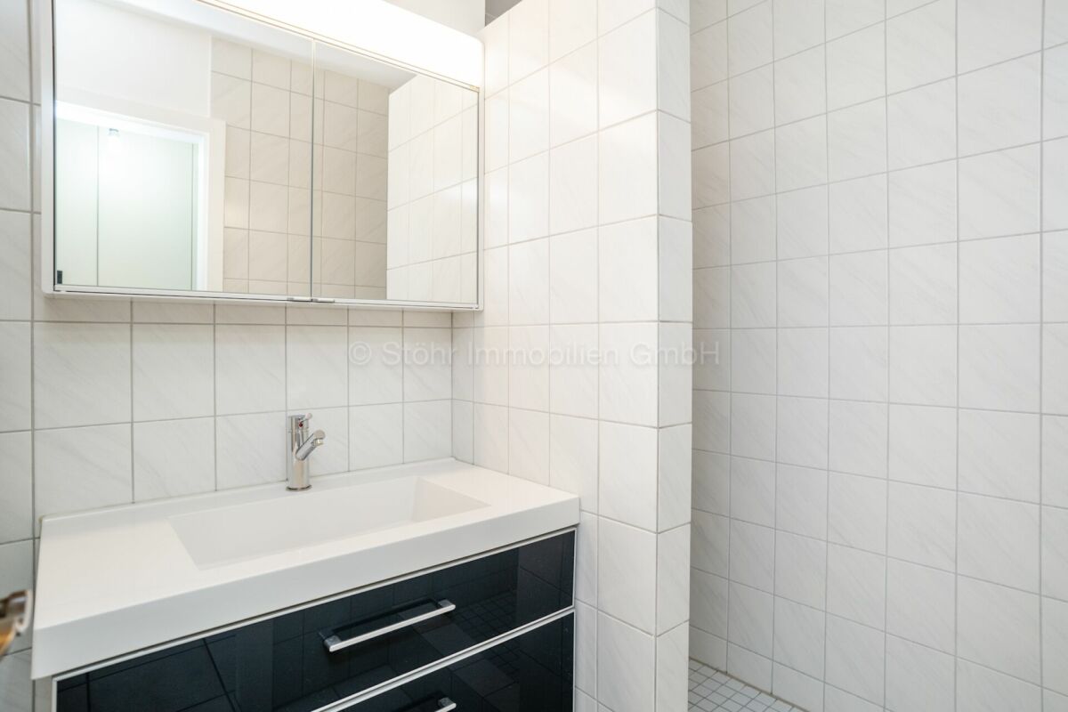 Modernes Badezimmer mit Waschtisch und Spiegel
