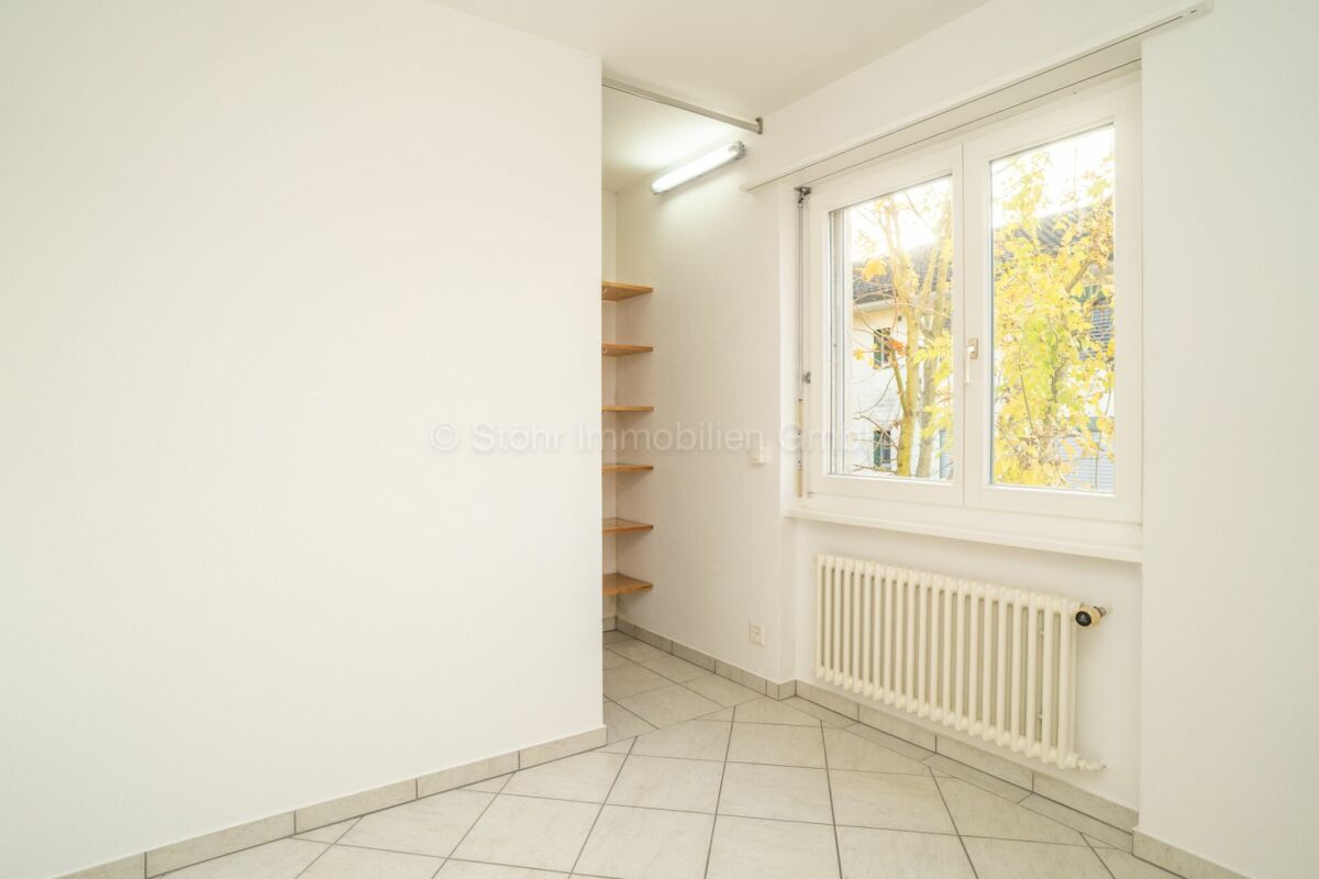 Heller Innenraum mit Fenster und Heizkörper
