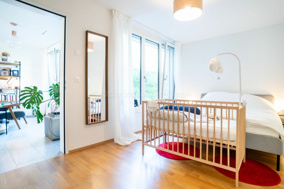 Helles Schlafzimmer mit Kinderbett