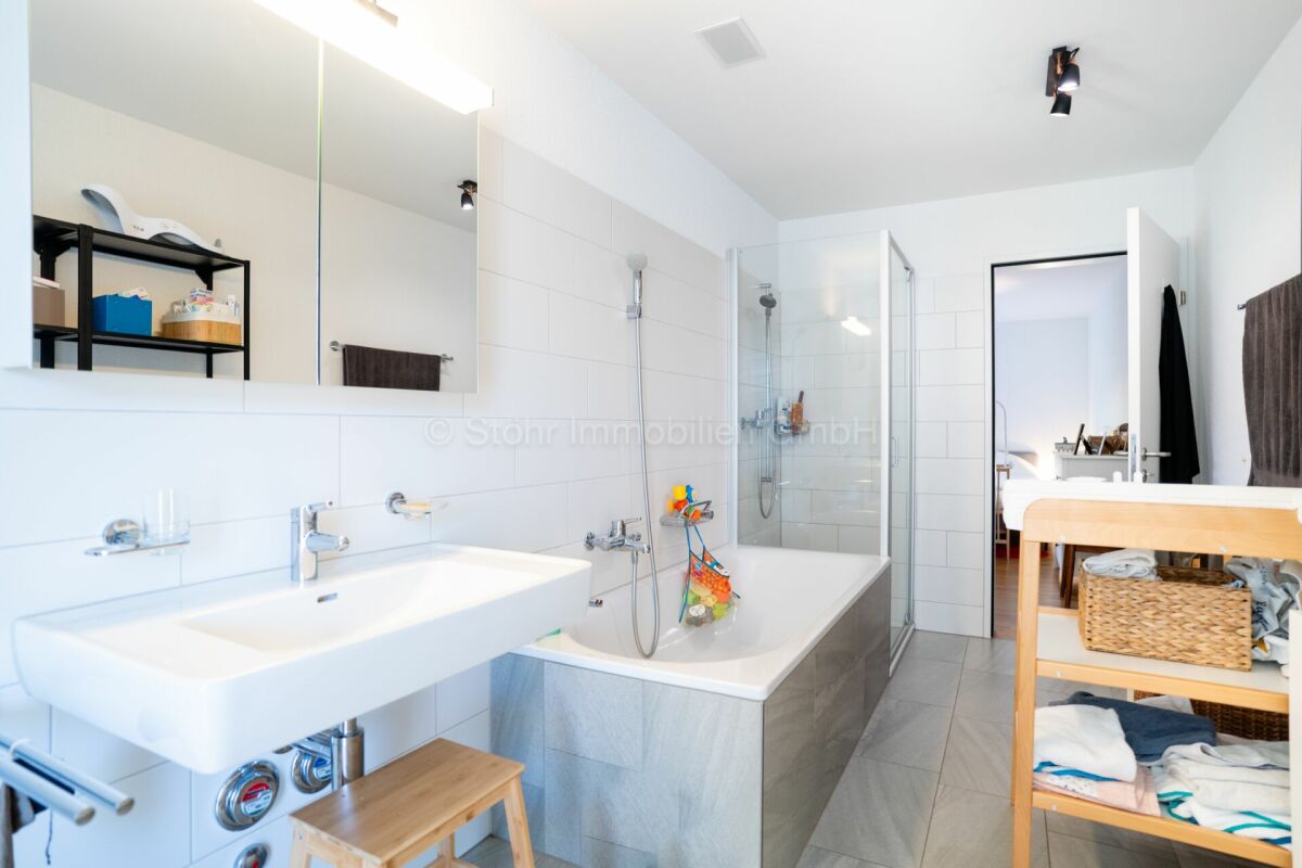 Modernes Badezimmer mit Badewanne und Waschtisch