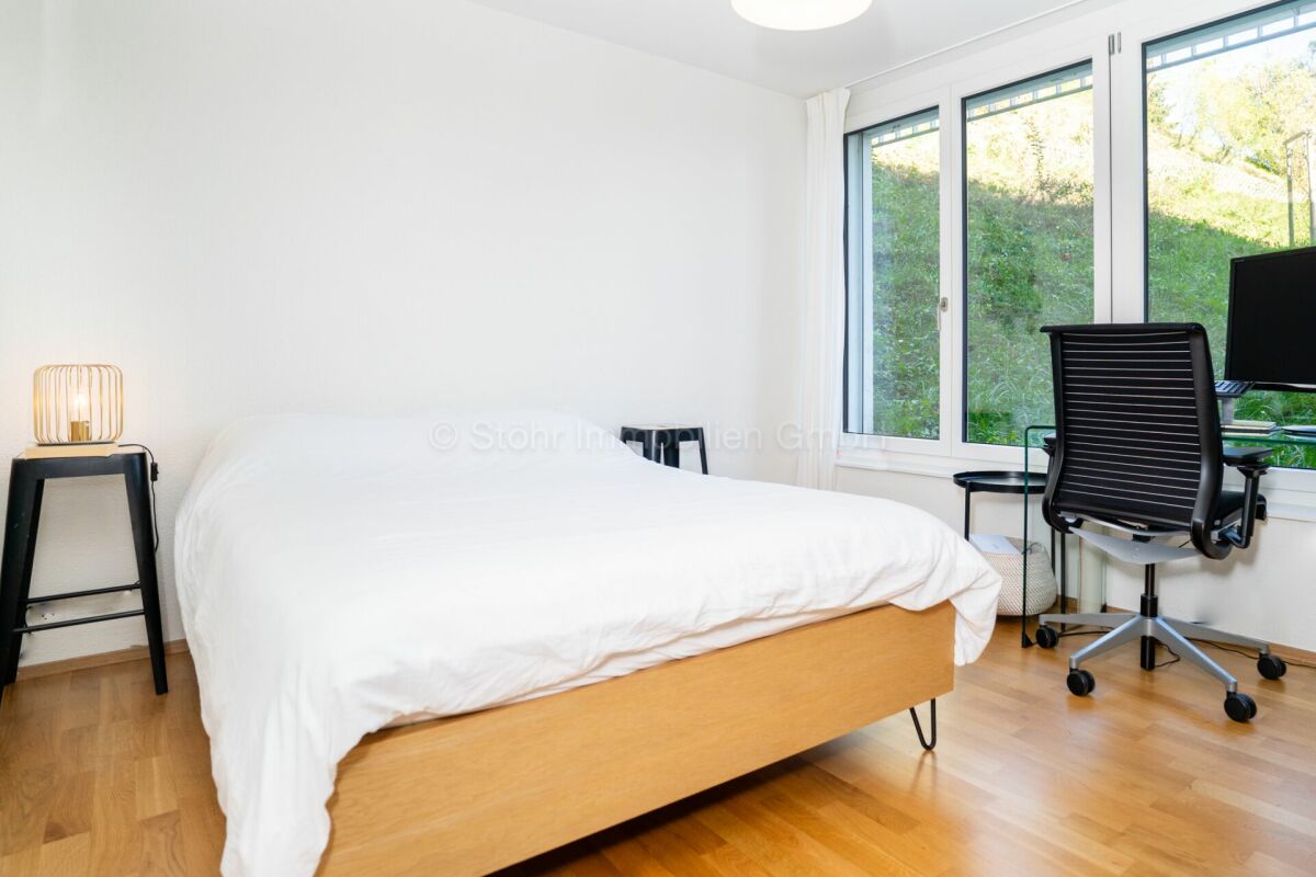Helles Schlafzimmer mit Arbeitsplatz
