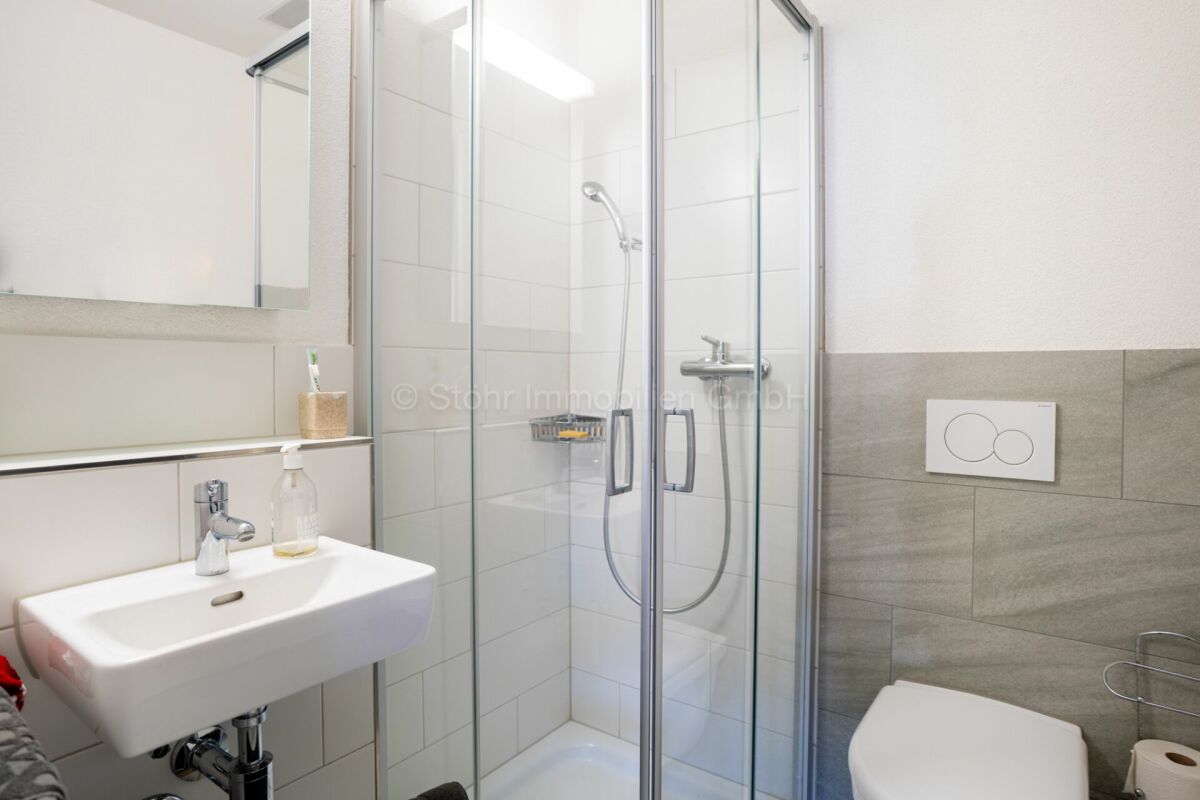 Modernes Bad mit Dusche und WC