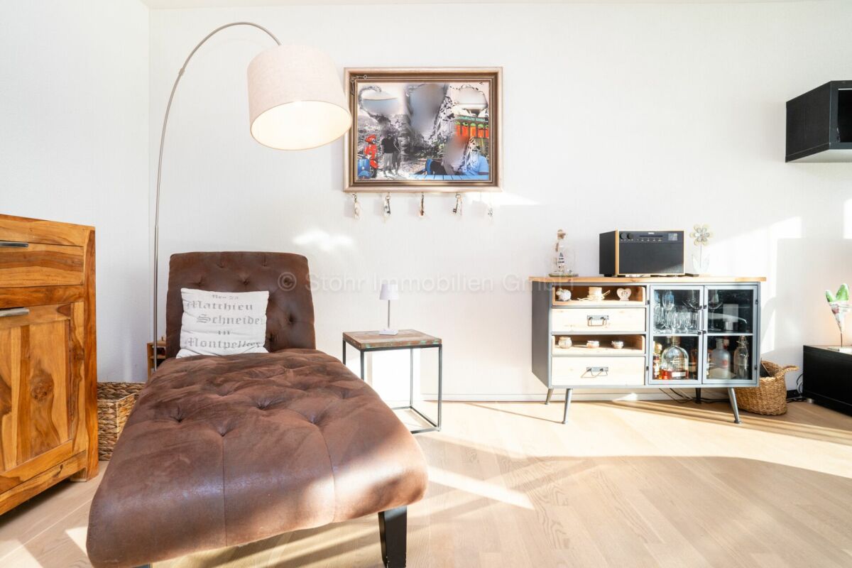 Helles Wohnzimmer mit Liege und Sideboard