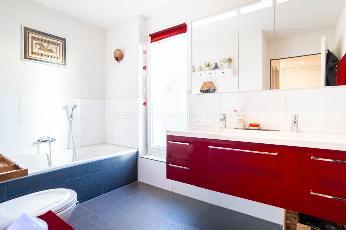 Modernes Badezimmer mit rotem Waschtisch