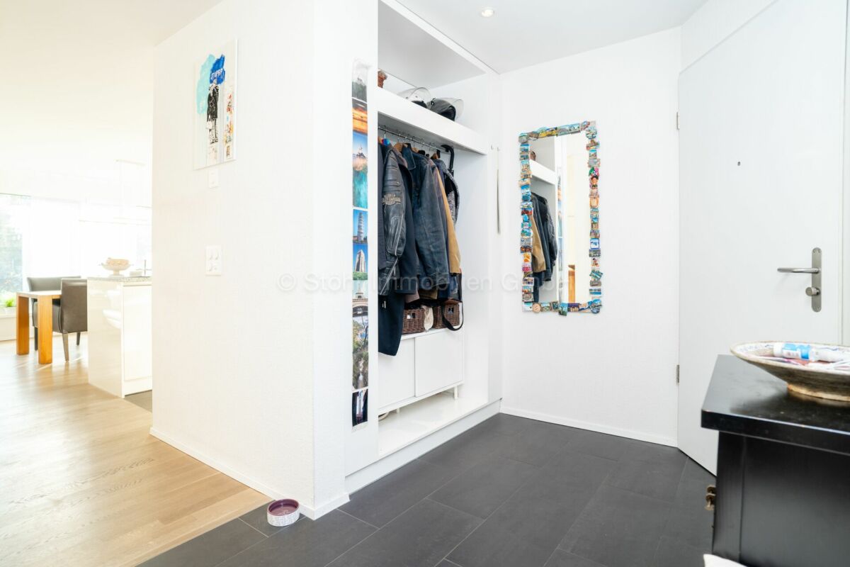 Heller Eingangsbereich mit Garderobe