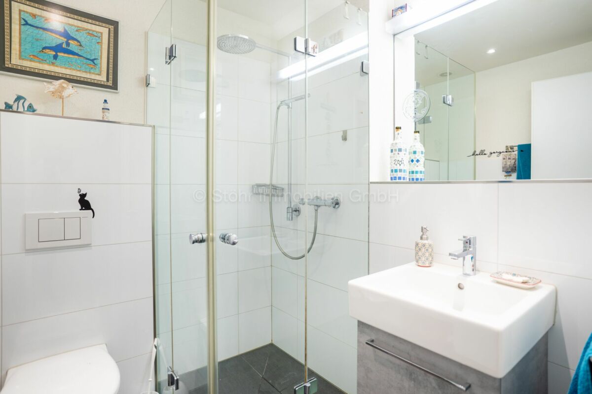 Modernes Badezimmer mit Glasdusche und Waschtisch