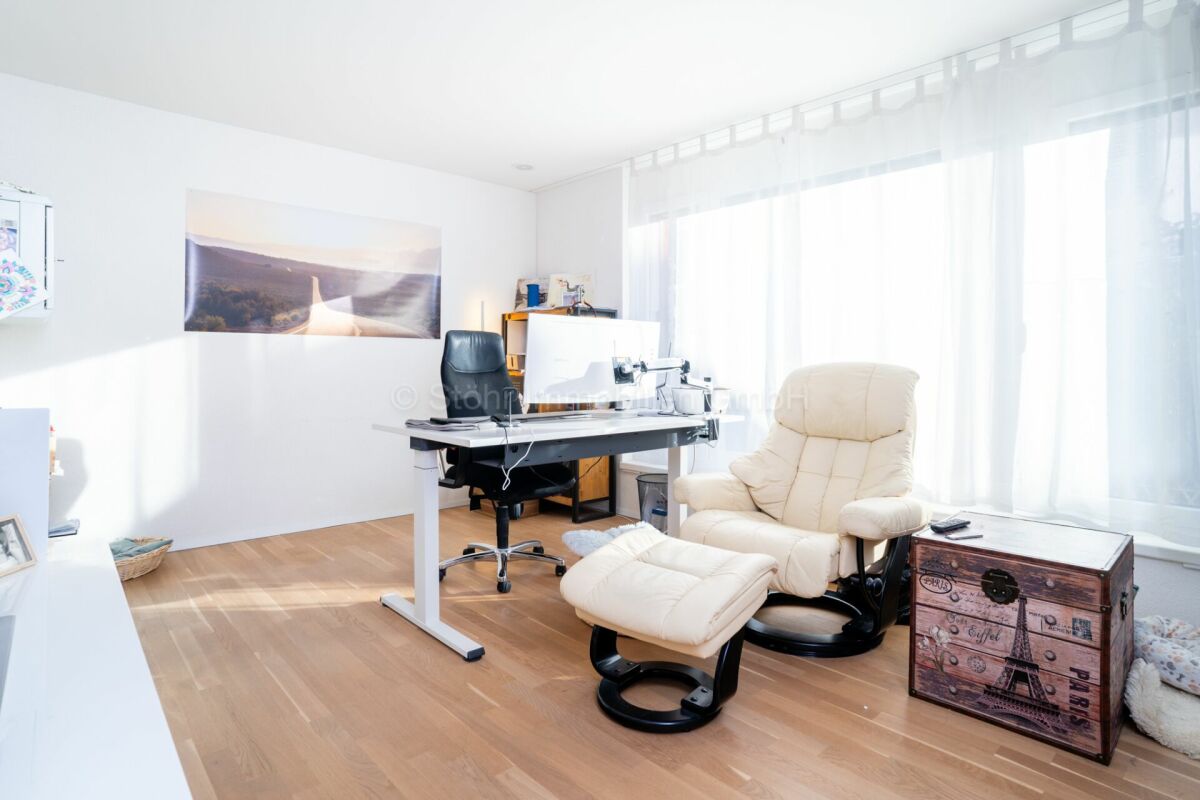 Helles Arbeitszimmer mit Tageslicht