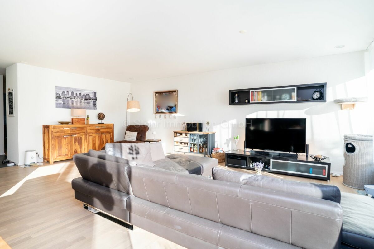 Helles Wohnzimmer mit großer Sofalandschaft