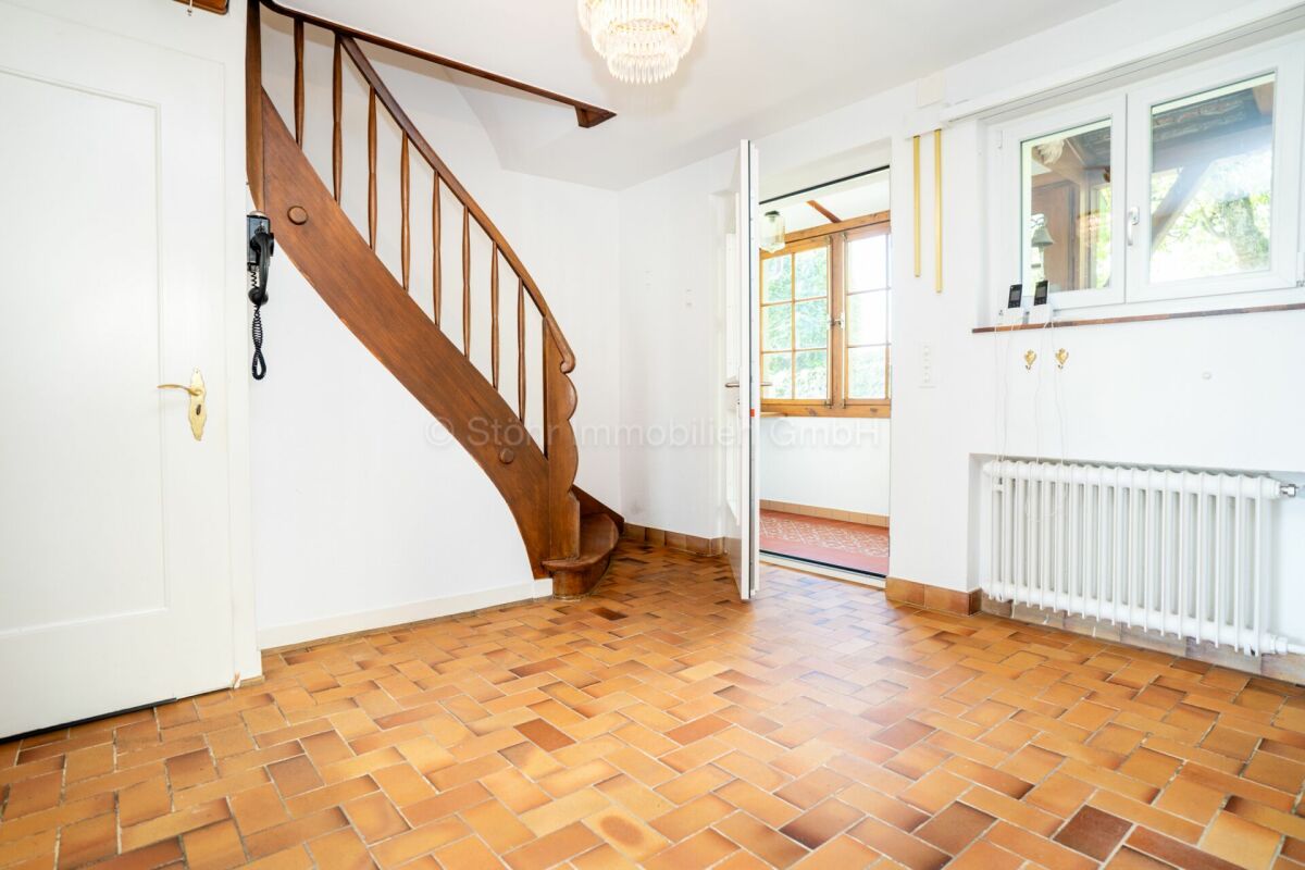 Eingangsbereich mit Treppe und Terrakottaboden