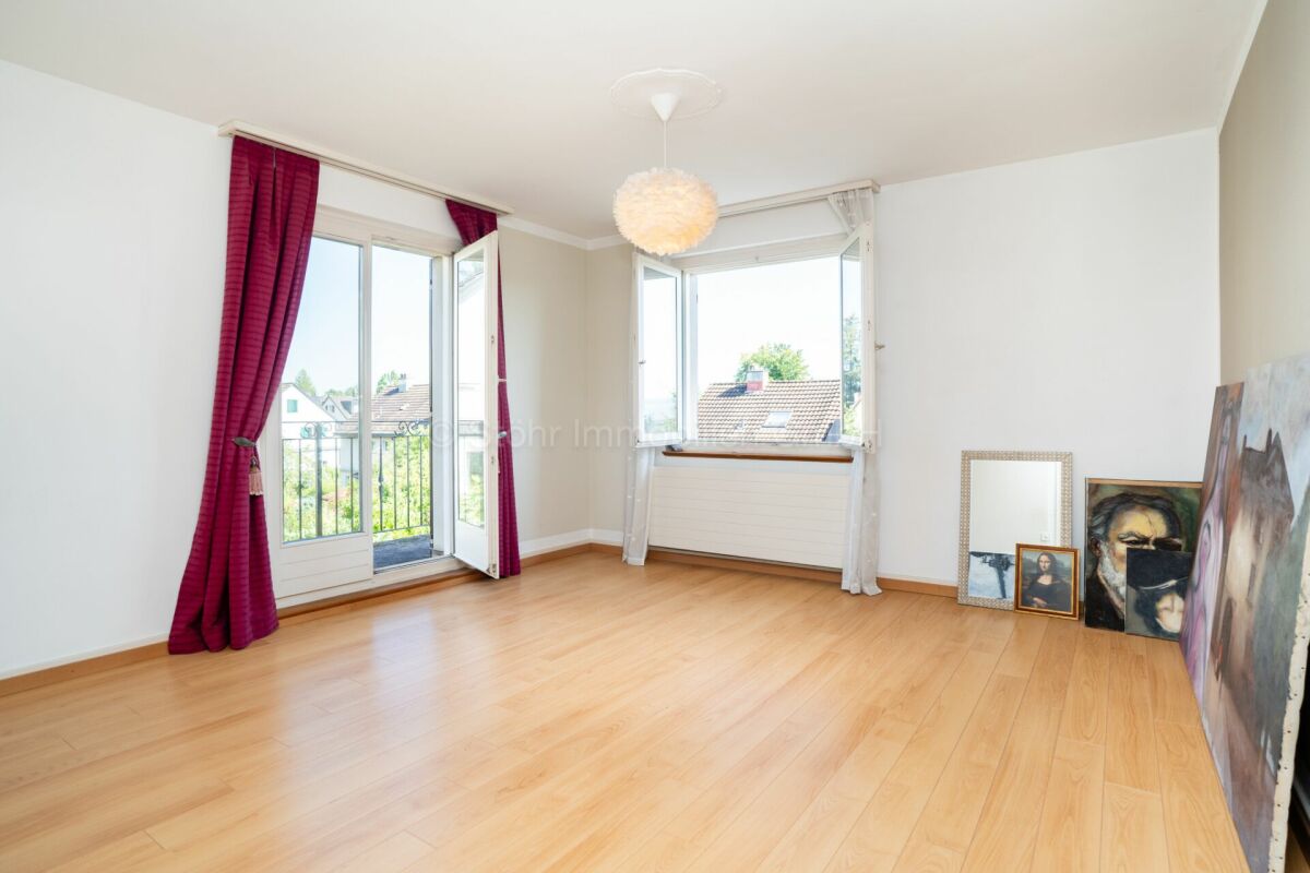 Helles Zimmer mit Balkon- und Fensterfront