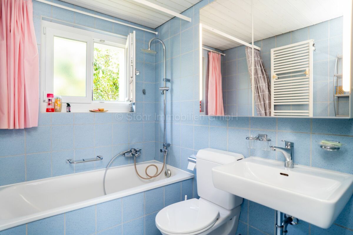 Badezimmer mit Badewanne und Waschtisch