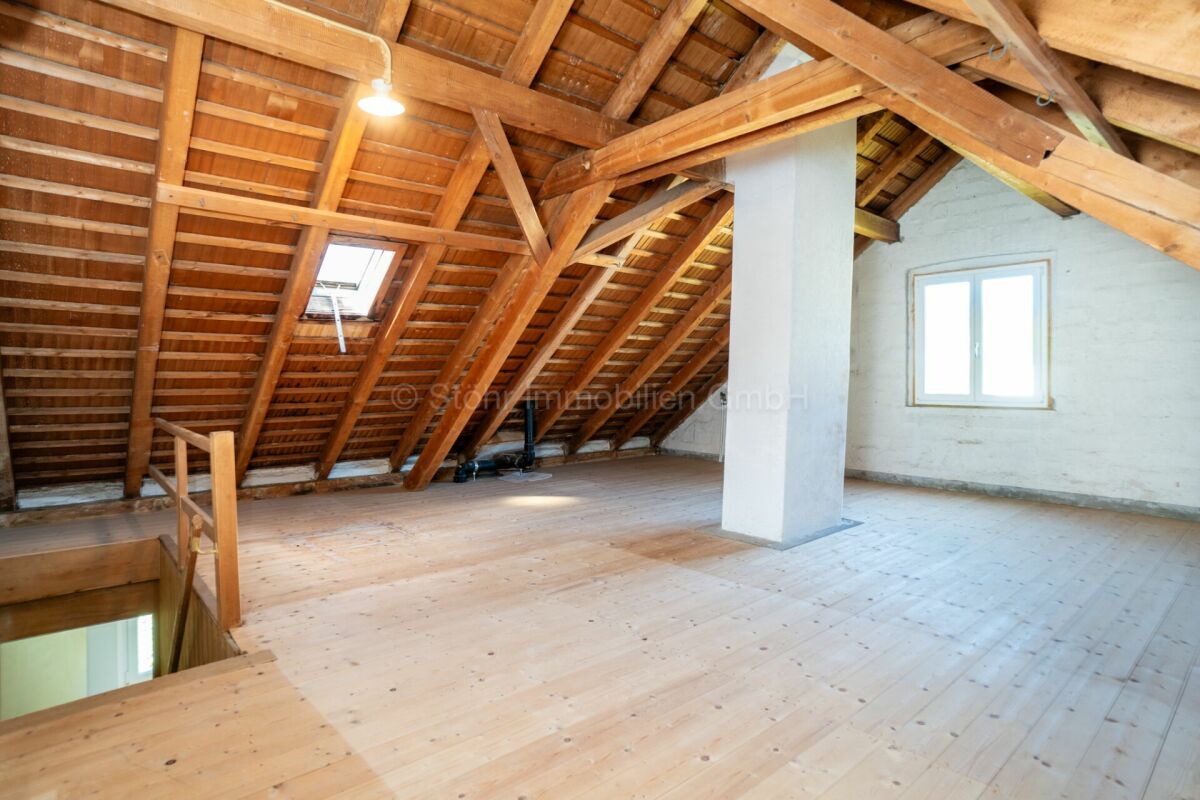 Dachboden mit sichtbarer Holzkonstruktion