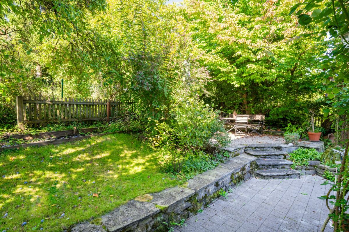 Garten mit Terrasse und Sitzbereich