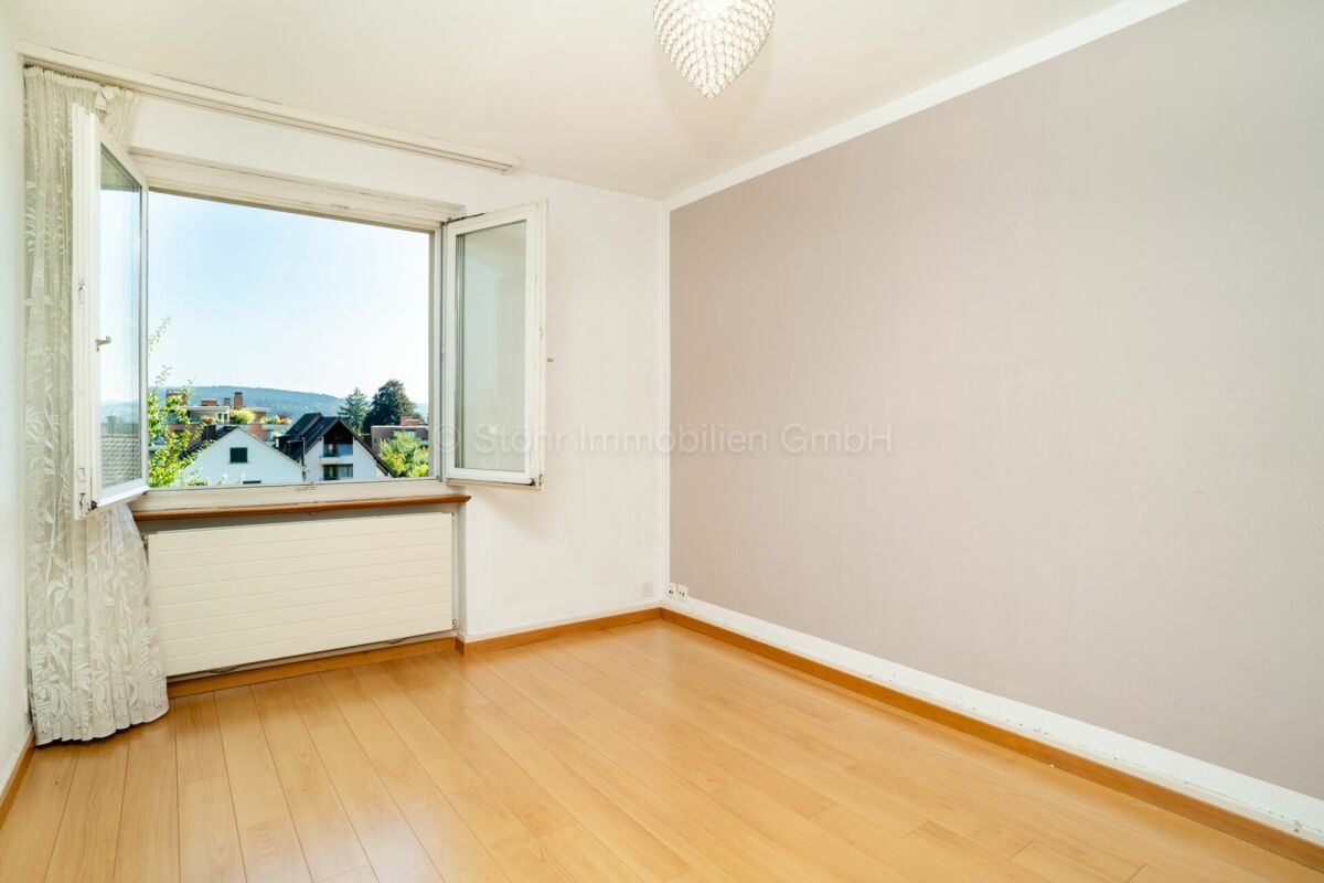 Helles leeres Zimmer mit Fensterblick