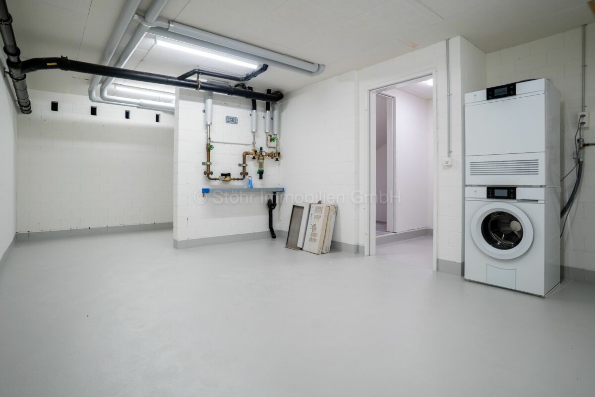 Hauswirtschafts- bzw. Technikraum mit Waschmaschine und Trockner