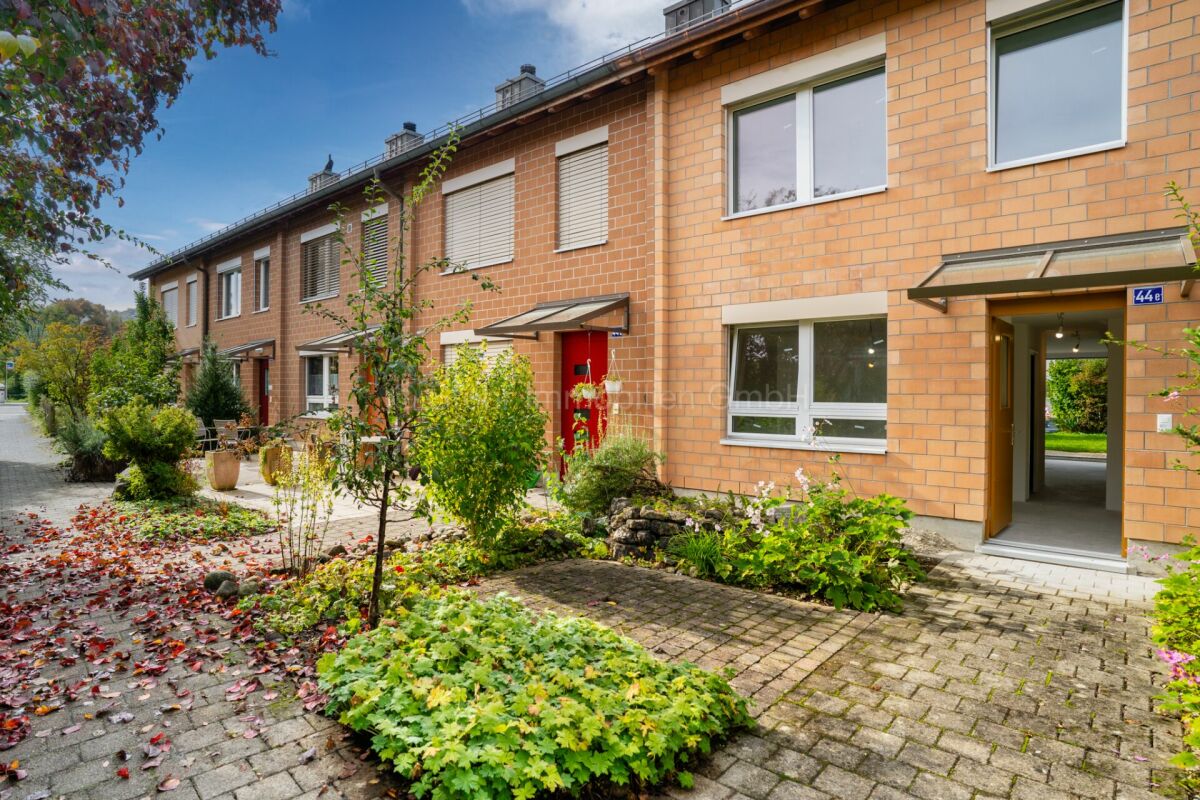 Reihenhaus mit Garten und Eingang