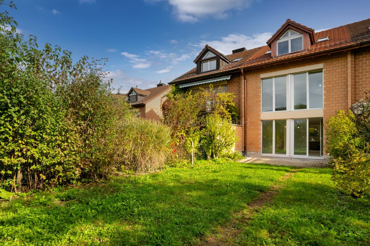 Gartenansicht eines zweigeschossigen Reihenhauses