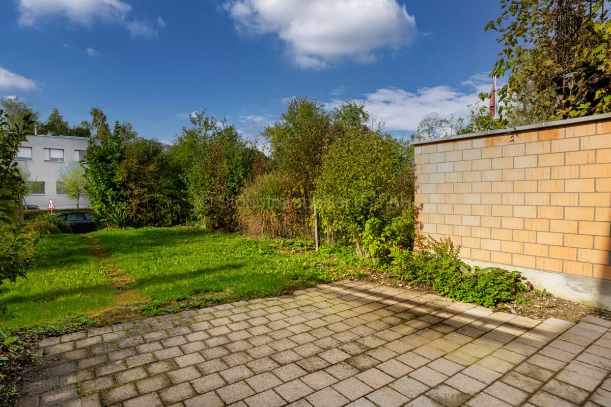 Garten mit gepflasterter Terrasse