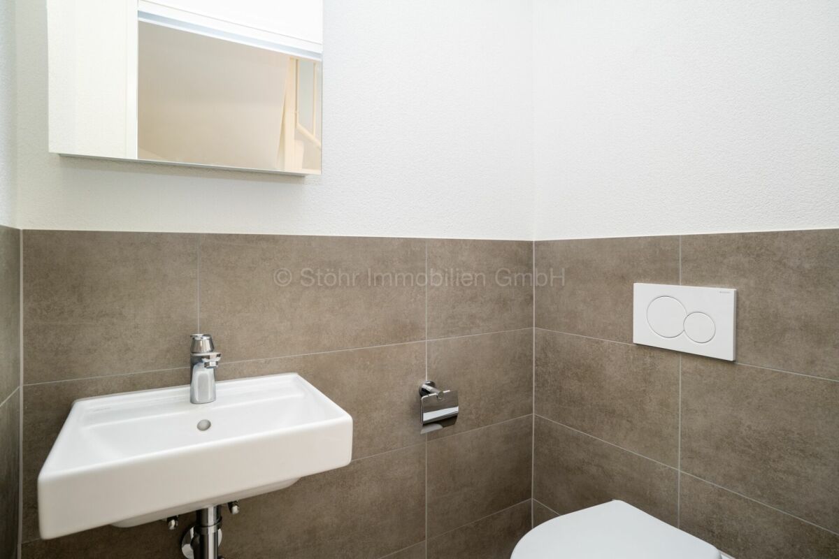 Modernes Gäste-WC mit Wandwaschbecken