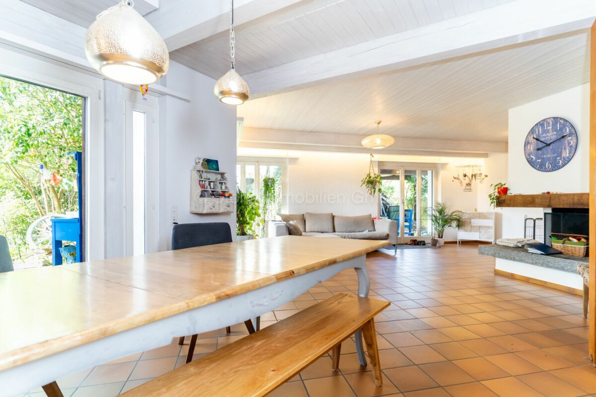 Offener Wohn- und Essbereich mit Terrasse