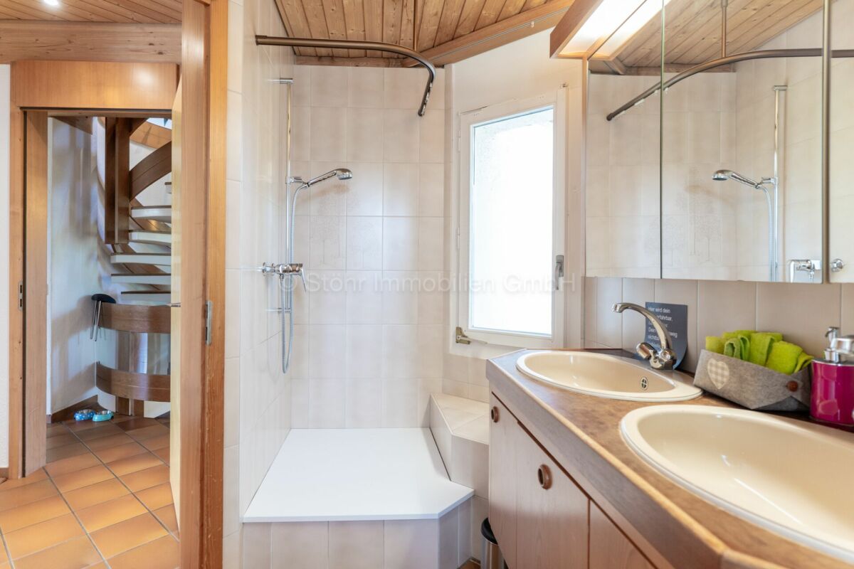 Modernes Badezimmer mit Doppelwaschbecken und begehbarer Dusche