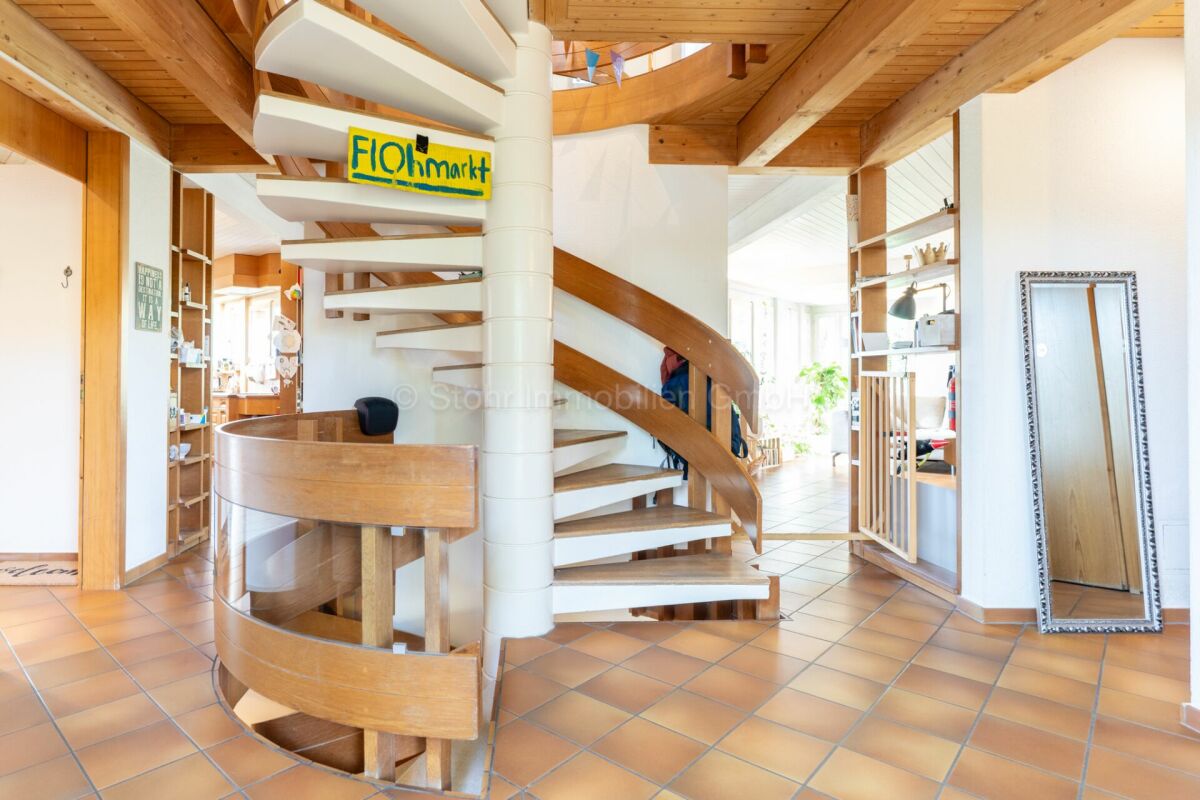 Treppenhaus mit Holzspiraltreppe