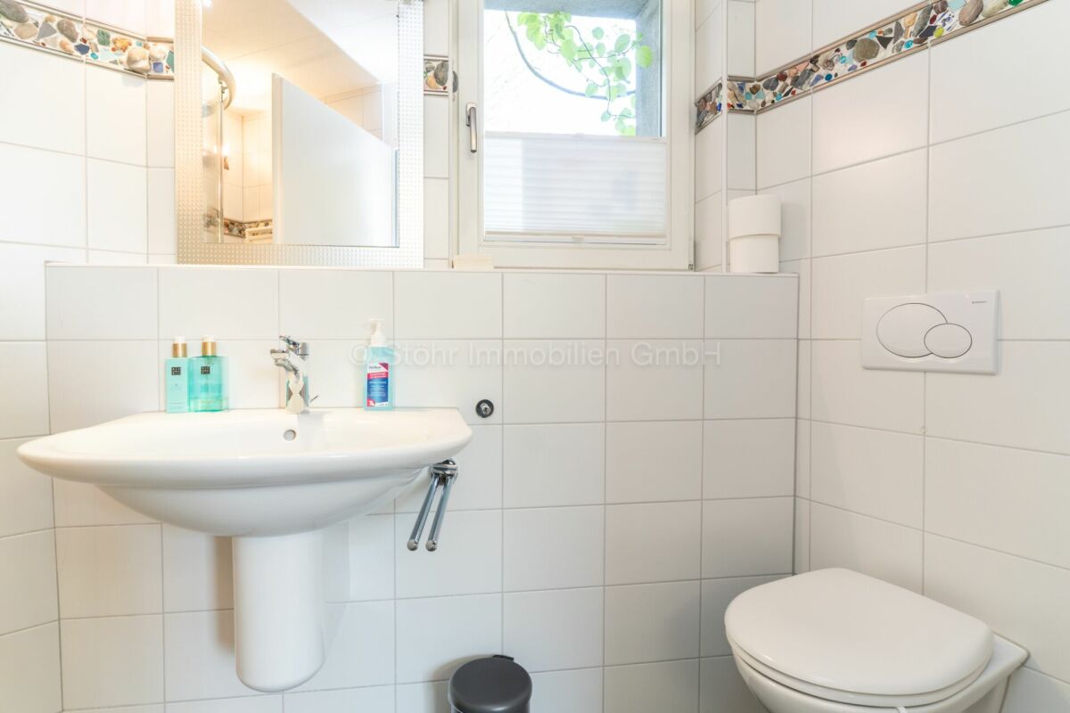 Helles Badezimmer mit WC und Waschbecken