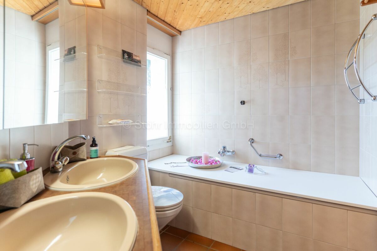 Badezimmer mit Badewanne und Doppelwaschbecken