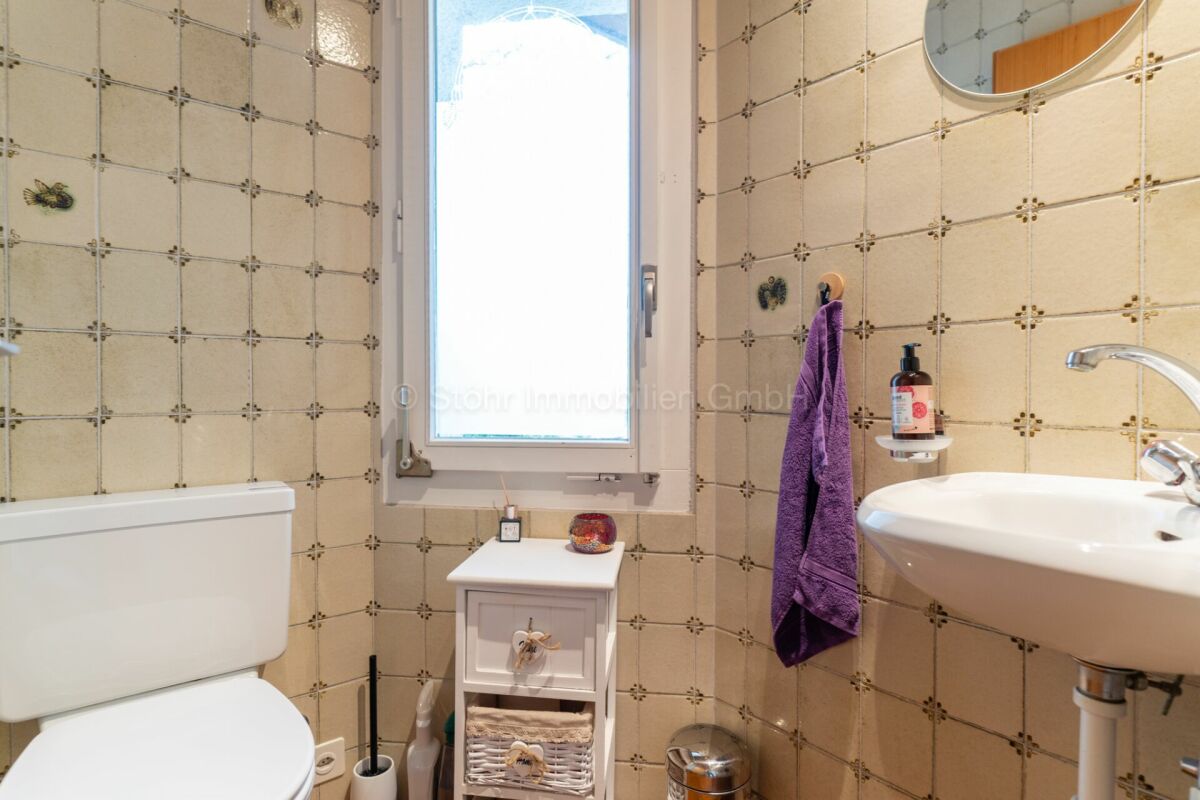 Kleines Badezimmer mit Fenster