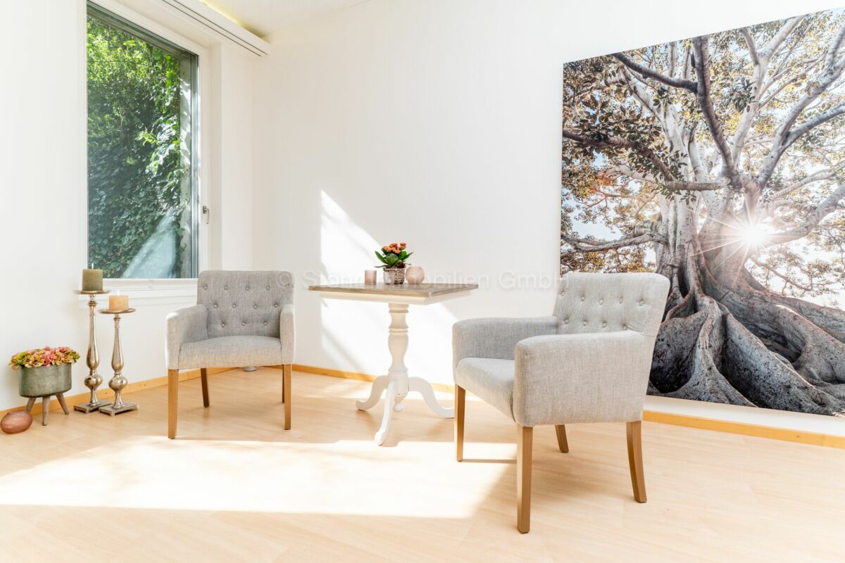 Heller Sitzbereich mit zwei Sesseln und Beistelltisch