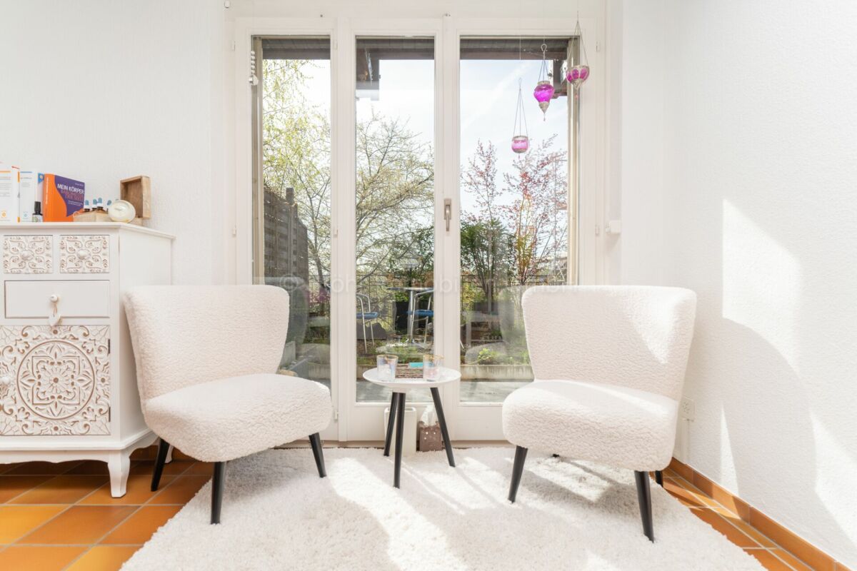 Heller Sitzbereich mit Blick in den Garten