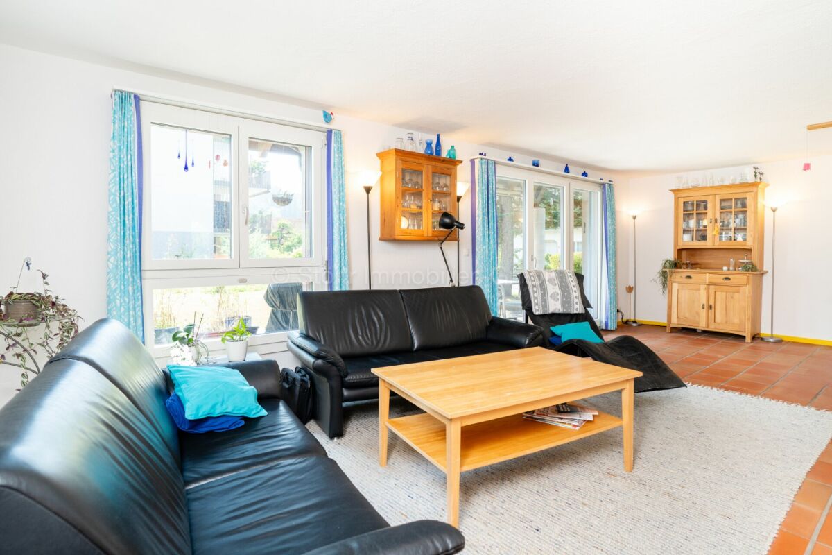 Helles Wohnzimmer mit Sofa und Vitrinenschränken