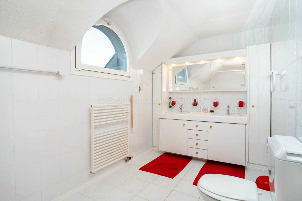 Helles Badezimmer mit Dachfenster und Doppelwaschtisch