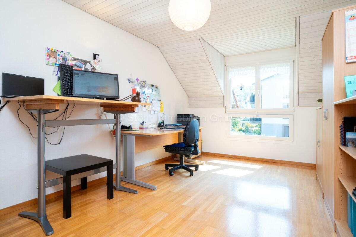 Helles Dachgeschoss-Büro mit Arbeitsplätzen