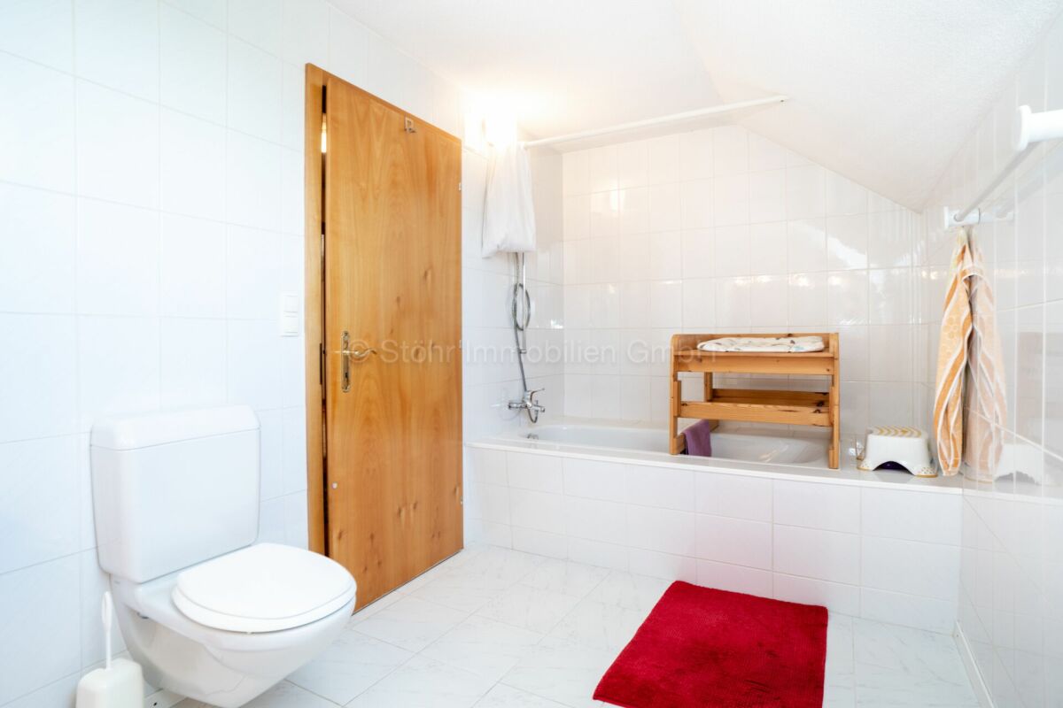 Helles Badezimmer mit Badewanne und WC