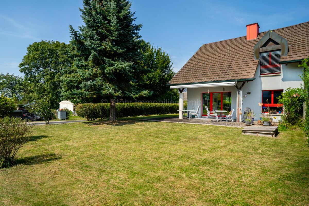 Einfamilienhaus mit großem Garten und Terrasse